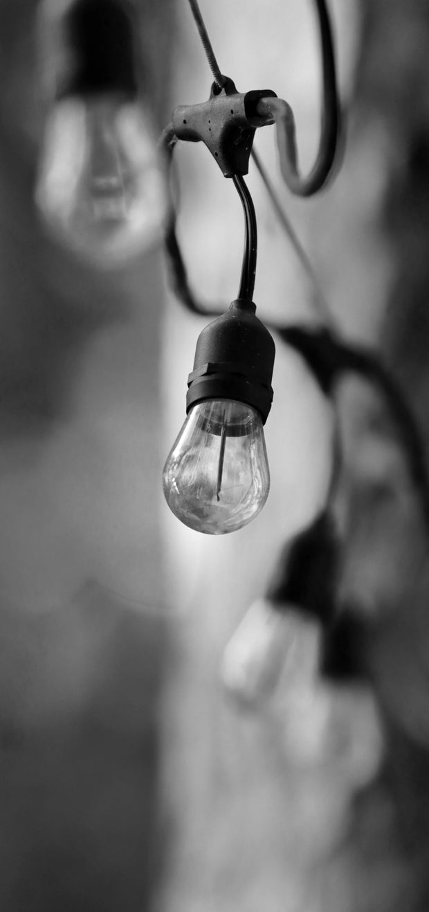 Detailansicht einer Lichterkette mit robustem Kabel und sicherem Anschluss