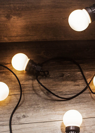 Lichterkette 5M mit 10 Matt LED-Lampen, Schwarzes Kabel, Sehr Warmes Licht, Verbindbar 30M, für Außen