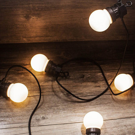 Lichterkette 5M mit 10 Matt LED-Lampen, Schwarzes Kabel, Sehr Warmes Licht, Verbindbar 30M, für Außen