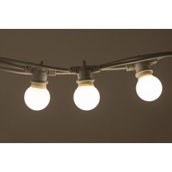 Lichterkette 5M mit 10 Mattweiß Lampen-LEDs, E27 2.4W, Weißes Kabel, Warm Licht, Verbindbar 300M, für Außen