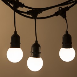 Lichterkette mit Pendel 10M mit 20 Mattweiß Lampen-LEDs, E27 2.4W, Schwarzes Kabel, Neutral-Warm Licht, Verbindbar 400M, für Außen
